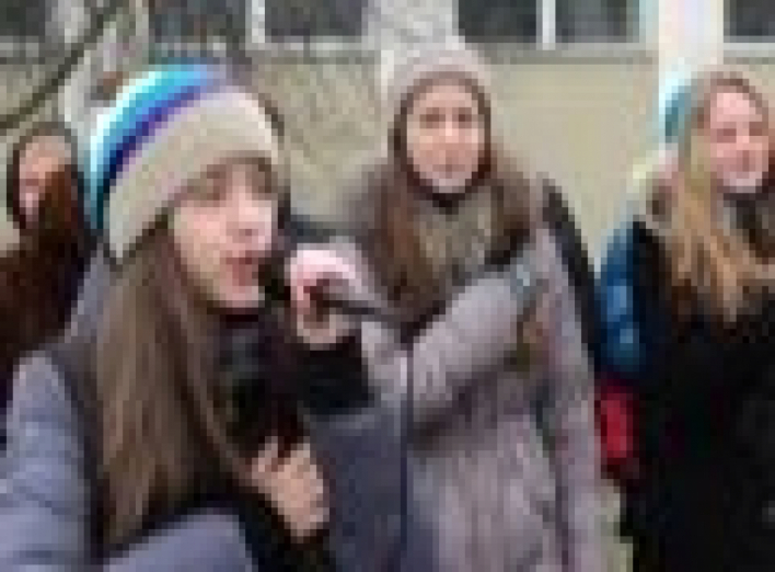 Славутичские школьники начинают день исполнения гимна + фото
