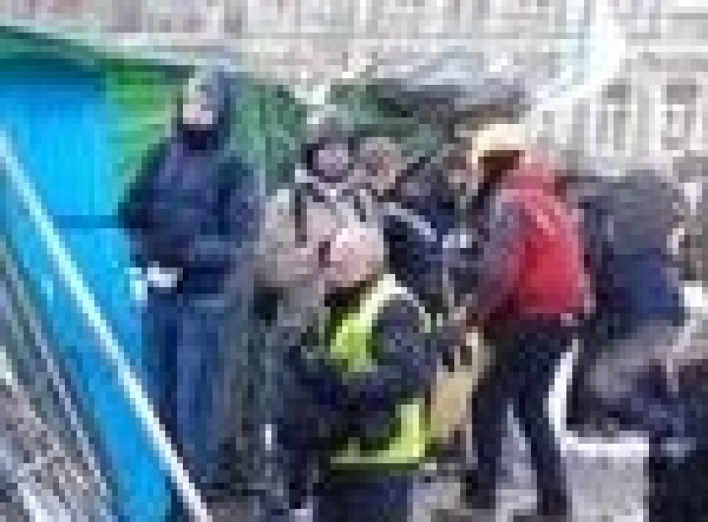 Протестувальники на Грушевського звели барикаду і роблять короткі "набіги" на "Беркут"