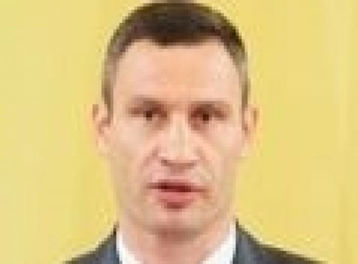 Під час церемонії прийняття присяги мера Кличко, здороваючись, зламав руки кільком депутатам