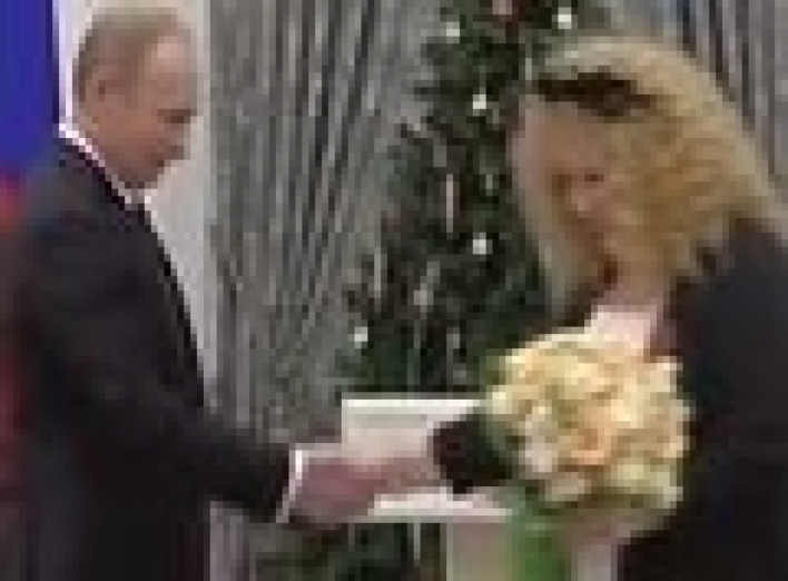 Появилось видео, как Путин отреагировал на слова о мире от награжденной Пугачевой