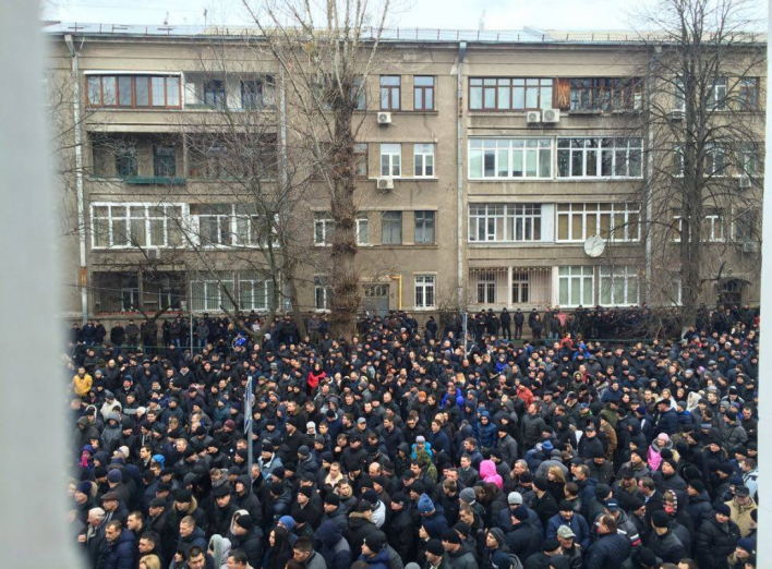 «Аваков, отменяй свои указы!»: здание МВД Украины окружили тысячи недовольных правоохранителей