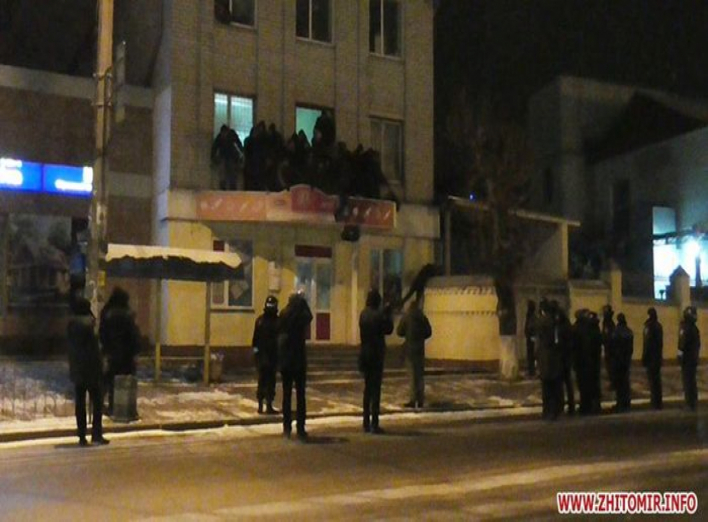 Під час нічного штурму Житомирської кондитерської фабрики люди вистрибували з вікон