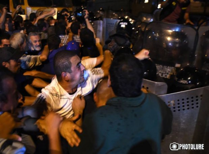 Сутички в Єревані: багато поранених і зведення барикад