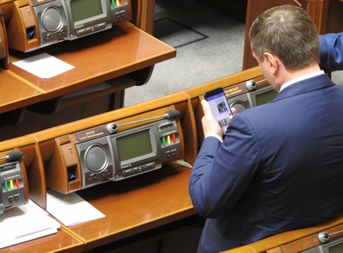 Депутат попался на обмене интимными фото в Раде