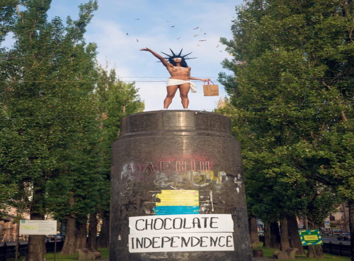 У Києві гола «активістка» Femen кидалася цукерками Roshen з постаменту пам'ятника Леніну 