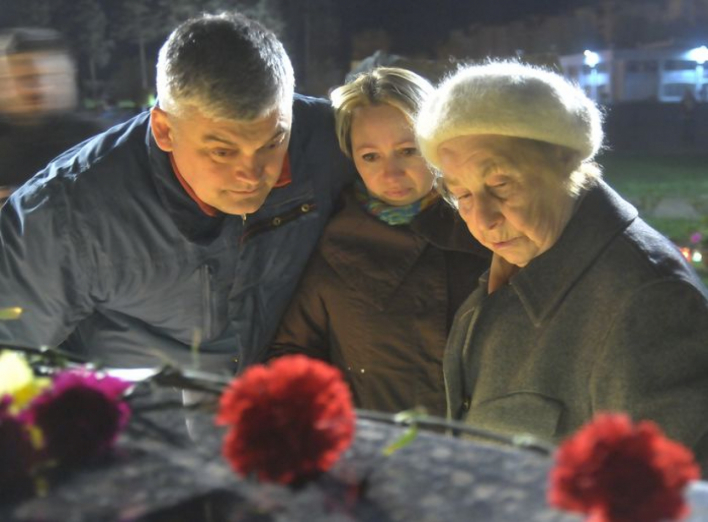 В ніч з 25 на 26 квітня славутичани вийшли на Центральну площу міста до пам'ятного знаку Героям Чорнобиля. Вони запалили свічки, поклали квіти та вшанували пам'ять тих, хто захистив світ від цієї жахливої трагедії. Тут на площі міський голова Юрій Фомічев, представники міської влади...