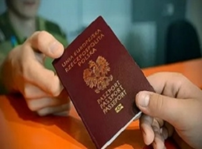 Украинцы ринулись массово получать польское гражданство