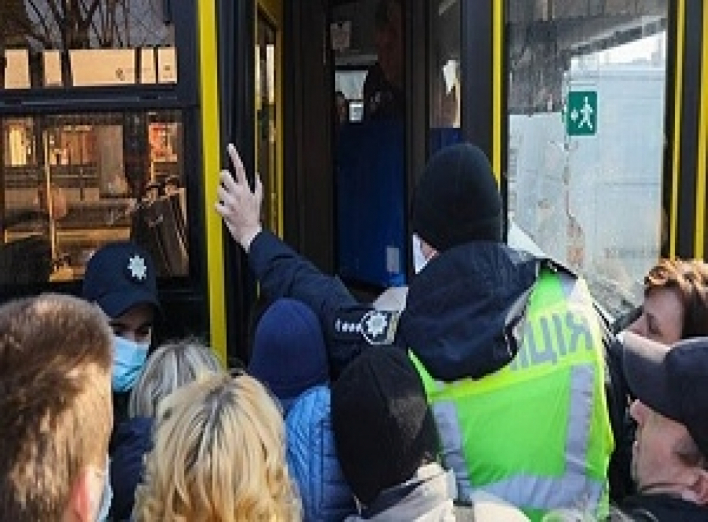 Давка и штурм автобусов на «Черниговской»: полиция Киева не пускает больше 10 человек