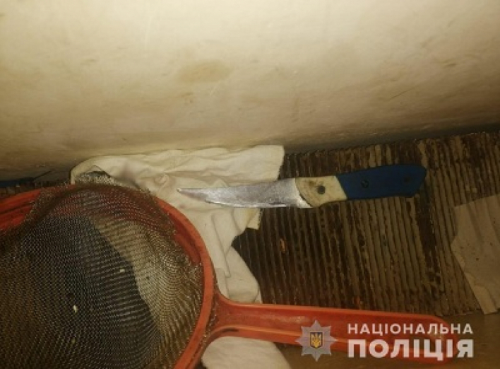 У Славутичі поліцейські затримали чоловіка за нанесення ножового поранення родичу