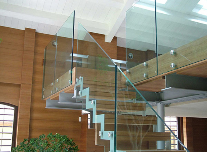 Лестницы со стеклянными ограждениями – красивая и функциональная покупка для вашего жилья фото