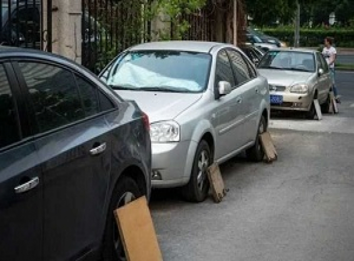 Японці закривають колеса дощечками коли паркуються, знаєте чому? фото