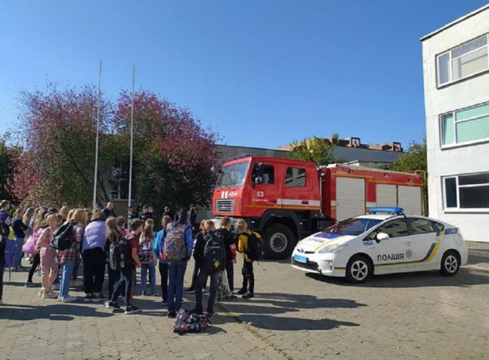 Поліційські міста Славутич провели для школярів інтерактивний урок фото