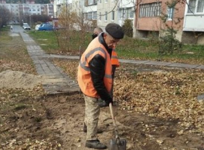 КП "ДЕУ" продовжує займатися облашутванням пішохідних доріжок у Славутичі