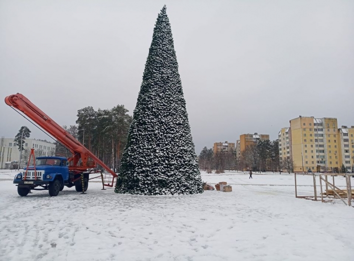 Свято наближається: 15-метрова ялинка з'явилась у центрі Славутича фото