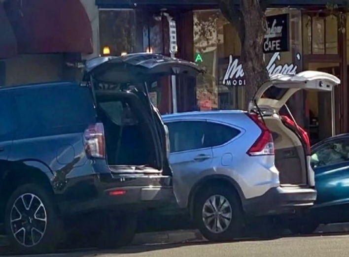 Водители не закрывают багажники своего авто в Калифорнии фото