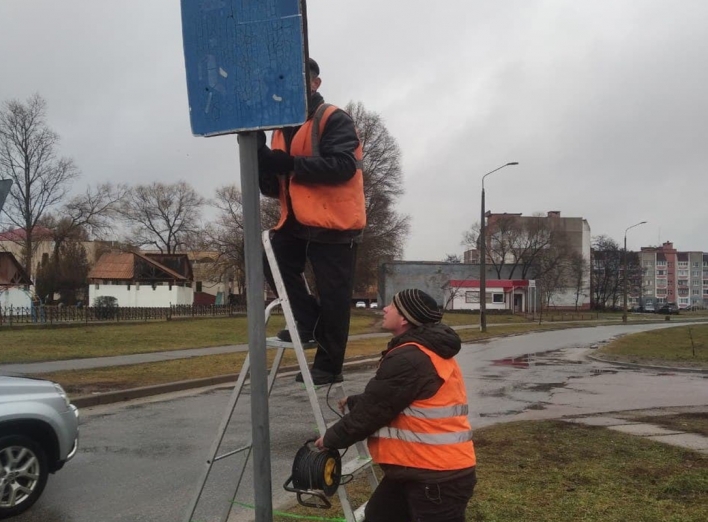 У Славутичі встановлюють нові дорожні знаки фото