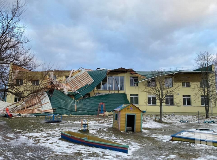На Чернігівщині вітер позривав з будівель дахи фото