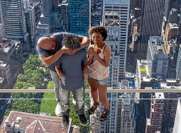Панорамой Манхеттена можно  любоваться из лифта фото