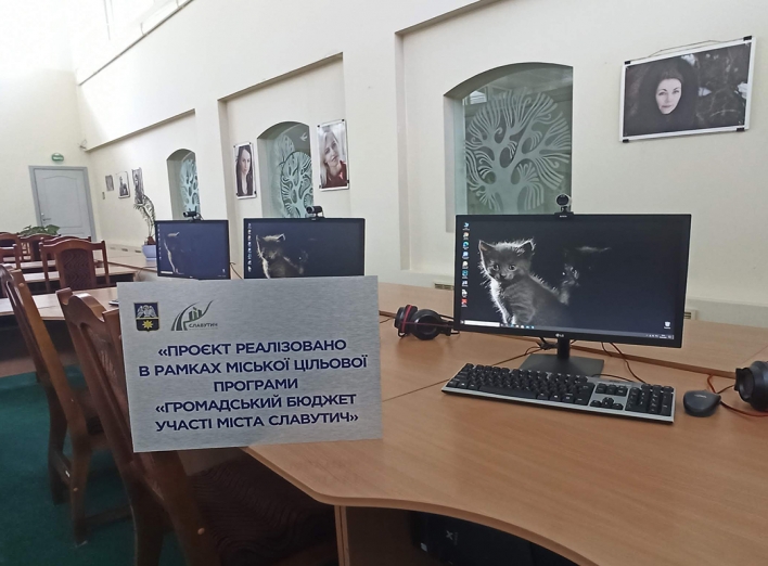 "Ми будемо починати з самих азів": у Славутичі безкоштовно навчають комп’ютерній грамотності літніх людей  фото