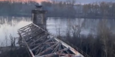У Чернігові окупанти розбомбили автомобільний міст через Десну фото