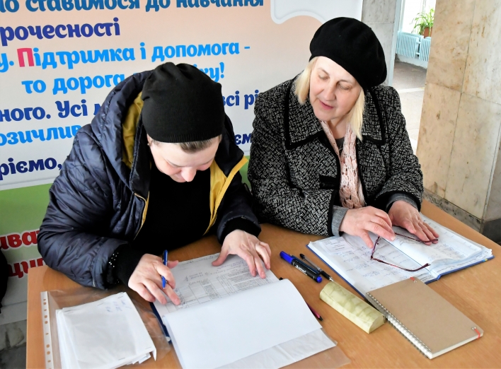 У Славутичі триває друга хвиля видачі гуманітарної допомоги (ФОТО) фото
