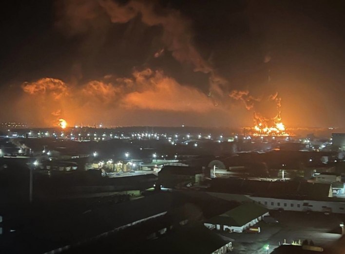 У російському Брянську сталася пожежа на нафтобазі фото