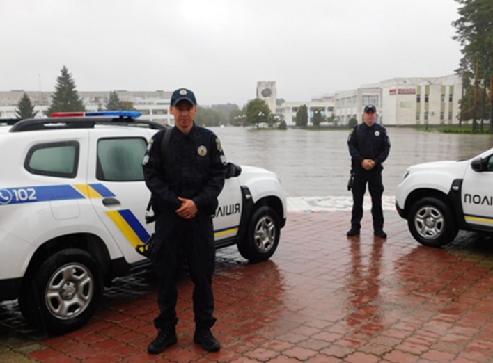 Славутицькі поліцейські офіцери громади на захисті правопорядку фото