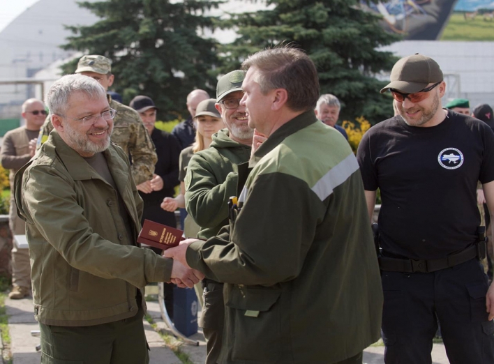 Українські Герої, що вберегли ЧАЕС від рашистів, отримали урядові нагороди фото