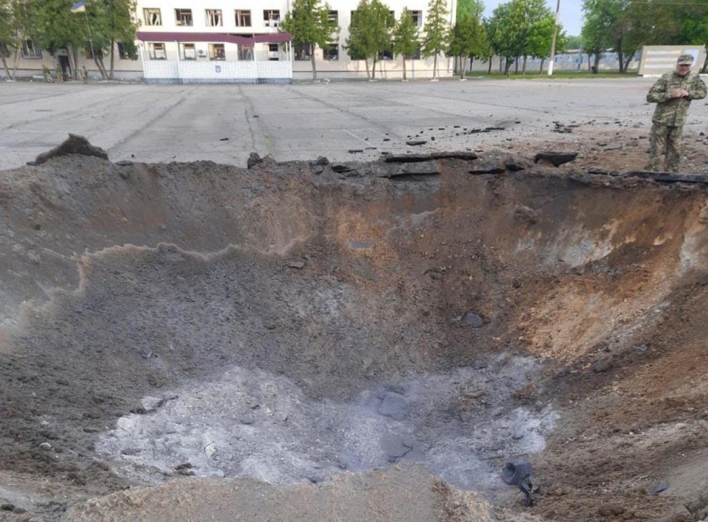 Росіяни нанесли ракетний удар по селищу Десна, є жертви фото