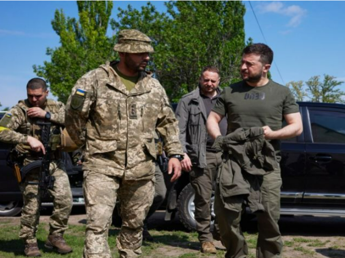 Зеленський побував у районі Бахмута та Лисичанська, де мав розмову з військовими фото