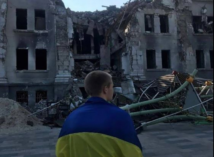 В окупованому Маріуполі юнак вийшов до Драмтеатру з прапором України фото