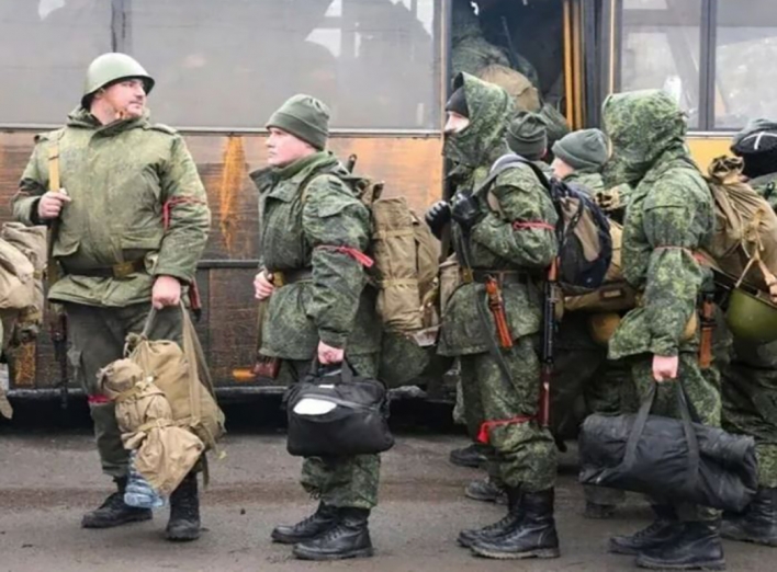 В ОРДЛО триває примусова мобілізація: у Луганську на ринку за 40 хвилин забрали два автобуси чоловіків фото