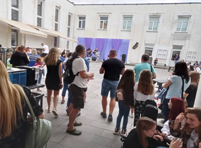 У Славутичі відбувся благодійний концерт, під час якого презентували патріотичний кліп фото
