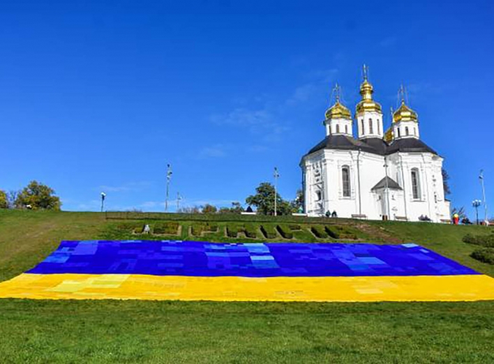 У Чернігові установили рекорд: найбільший і найважчий в'язаний прапор України фото
