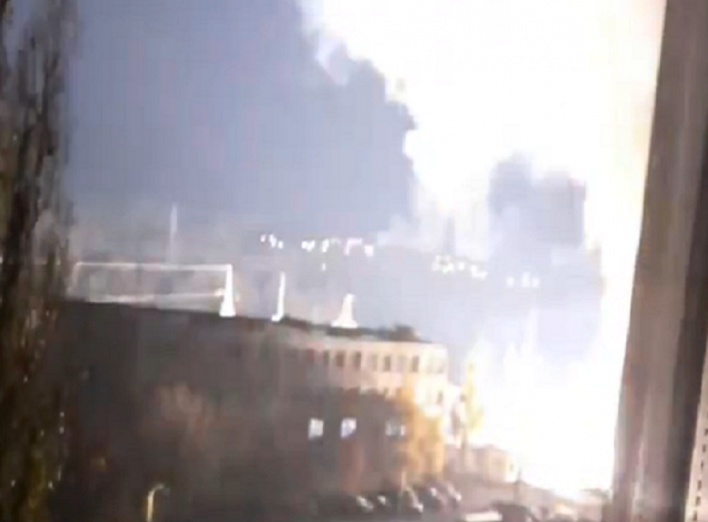 У Бєлгороді горить "бавовна" - електропідстанція спалахнула через "перенапругу" – ЗМІ (відео) фото