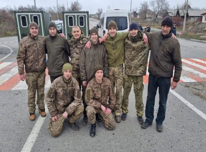 З російського полону звільнено ще 12 українців, які захищали ЧАЕС, Маріуполь, та острів Зміїний фото