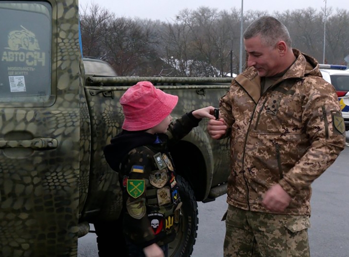 "Хочу допомогти армії", — 8-річний чернігівець Сергій Мороз передав машину для бійців ОК "Північ" фото