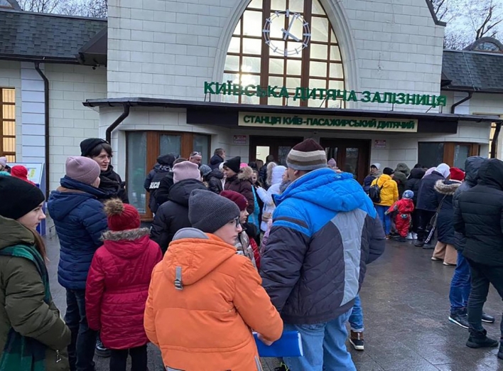 Серед 800 дітей Київщини у гостях у «Залізного Миколая» побували й маленькі славутичани фото
