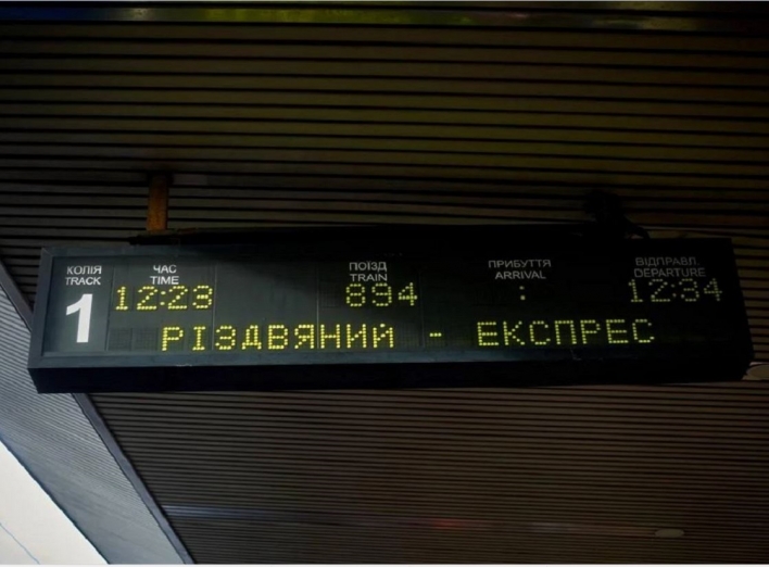 У столиці на новорічні свята курсує казковий ретро-поїзд (відео) фото