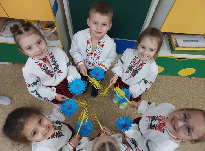 Славутицькі освітяни презентували формулу " Три люблю", на якій базується національно-патріотичне виховання дошкільнят фото