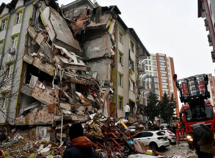 Понад 1200 жертв - у Туреччині смертельний землетрус  фото