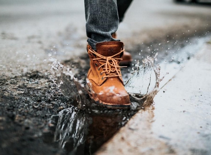 Безпечно і швидко сушимо мокре взуття