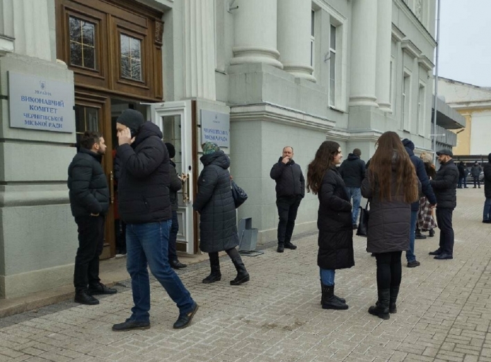 У Чернігівській міській раді шукають вибухівку (ФОТО) фото