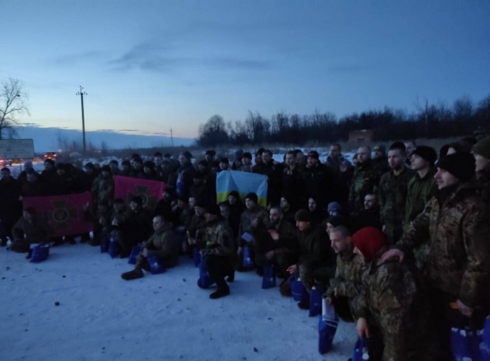 Ще  100 військових і цивільного повернула з російського полону Україна (відео) фото