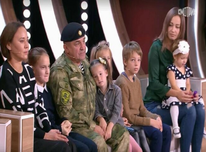 На концерті в Москві діти з Маріуполя дякували армії рф за порятунок — у двох з них росіяни убили матір фото