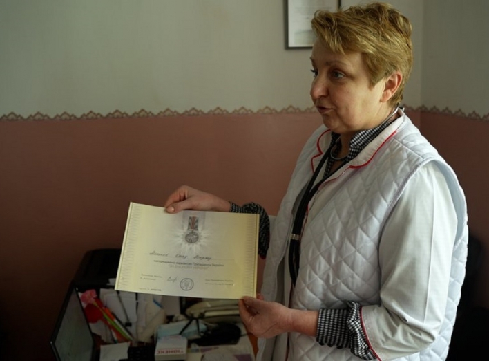 Лікарку, яка під час окупації  возила хворих до лікарні в Славутич, нагородили відзнакою Президента "За оборону України" фото