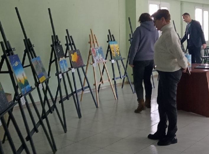 В офісі ДСП "Чорнобильська АЕС" відкрилася благодійна виставка дитячих робіт фото