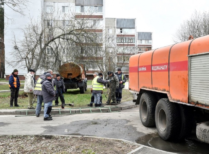 Проблема з водопостачанням у Славутичі: чернігівські комунальники допомагають розчищати каналізаційні системи фото