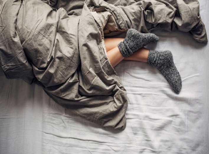 Всім людям варто спати у шкарпетках: експерт пояснив чому фото