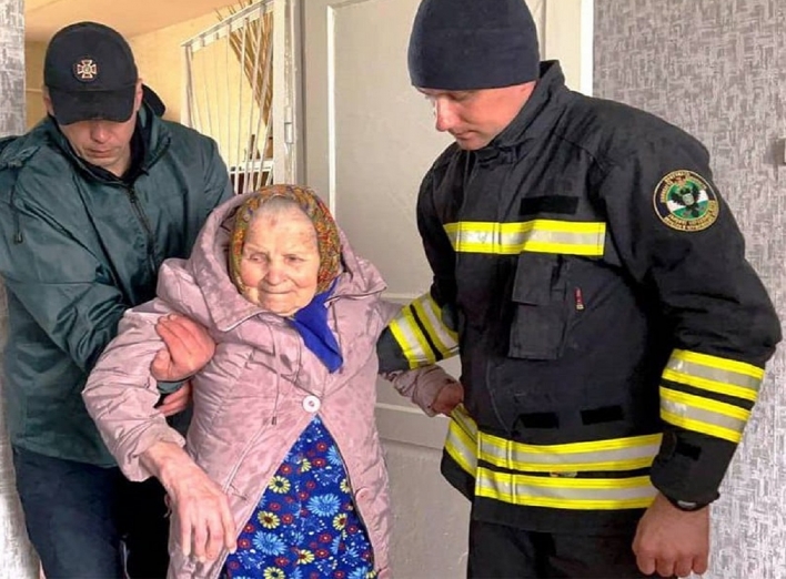 Рятувальники допомогли бабусі з підтопленого Мньова дістатися до лікарів (фото) фото